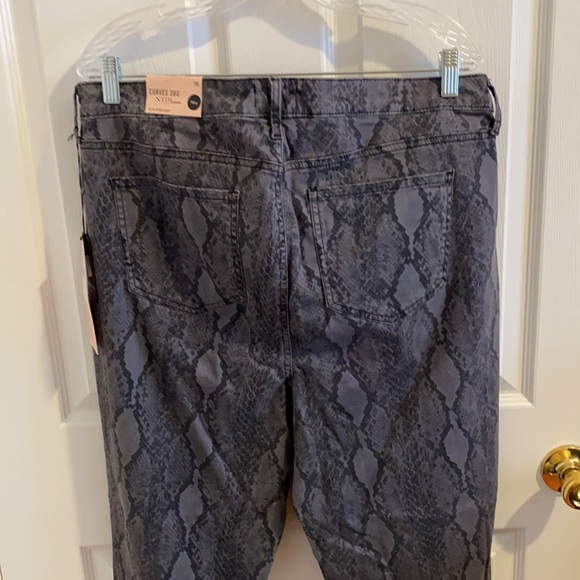 NWT NYDJ SNAKESKIN PRINT SLIM STRAIGHT ANKLE JEANS - Picture 7 of 8